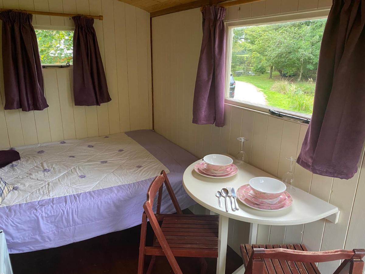 The Shepherd'S Hut - Wild Escapes Wrenbury Off Grid Glamping - Ages 12 And Over Baddiley Exterior foto