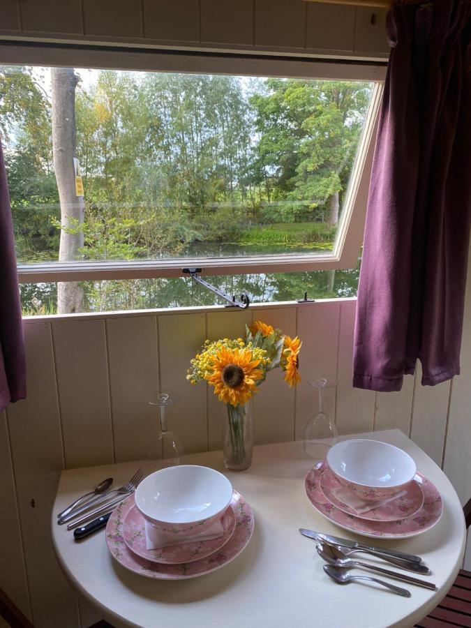 The Shepherd'S Hut - Wild Escapes Wrenbury Off Grid Glamping - Ages 12 And Over Baddiley Exterior foto